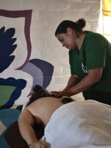 Masaje con piedras volcanicas